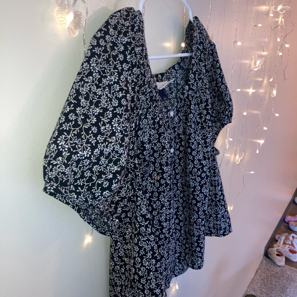 Universal Thread Black and White Floral Top